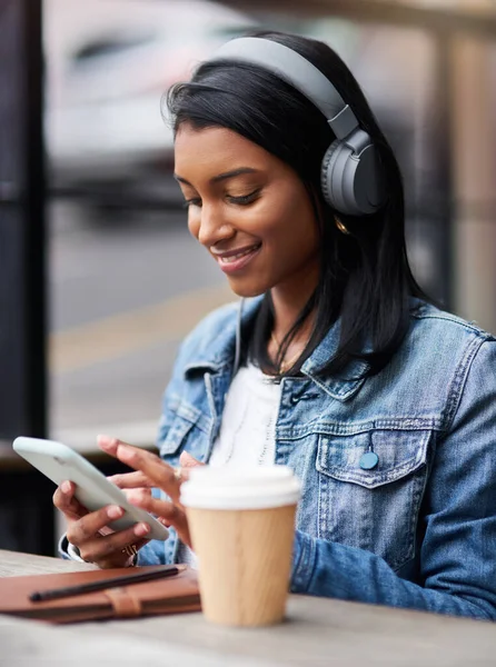 Találkozzunk Egy Kávéra Egy Fiatal Használja Mobilját Miközben Fejhallgatót Visel — Stock Fotó