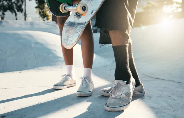 スケート 都市や脚 スケートボードやスケートパーク 友人は一緒に楽しい屋外 トレンディーでスポーツを持っており 日没時に運動 スケート 街の外でのジェンZと物理的な活動 — ストック写真