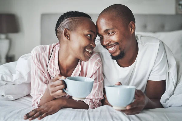 Kahve Sen Tek Ihtiyacım Olan Genç Mutlu Bir Çift Evdeki — Stok fotoğraf