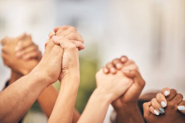 Çeşitlilik, toplumsal işbirliği ve el ele tutuşmalar birlikte güçlü bir şekilde ya da ırksal güçlenme yürüyüşü. Barış protestosu, güven takım çalışması ve arkadaşlık yardımı veya arkadaşlar, grup veya insan hakları desteği.