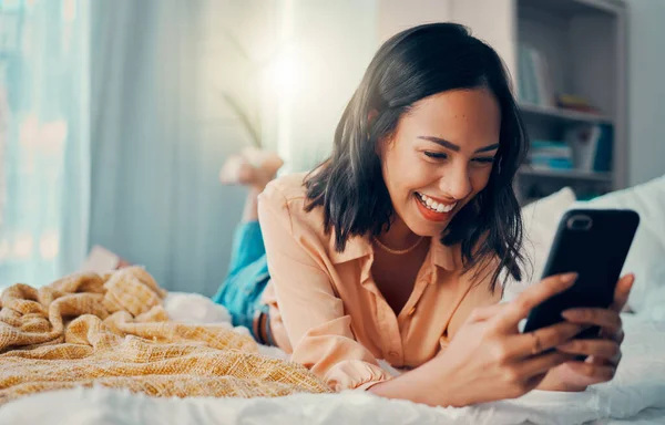 Mutluluk Sosyal Medya Yatakta Telefonlu Bir Kadın Gülümsüyor Gülüyor Evde — Stok fotoğraf
