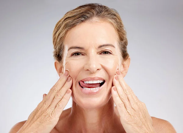 Belleza Cuidado Piel Facial Con Mujer Mayor Para Maquillaje Natural —  Fotos de Stock