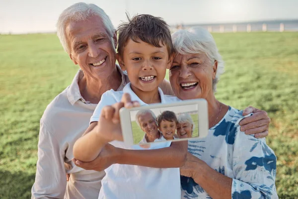 Τηλέφωνο Selfie Και Ευτυχισμένη Παππούδες Παιδί Υπαίθρια Στη Φύση Για — Φωτογραφία Αρχείου