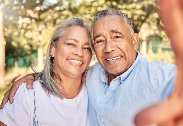 Selfie Portret Para Seniorów Parku Miłości Opieki Szczęścia Podczas Wspólnej — Zdjęcie stockowe
