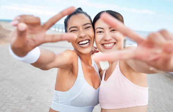 Různorodost Mírové Znamení Ženy Které Společně Konají Fitness Wellness Trénink — Stock fotografie