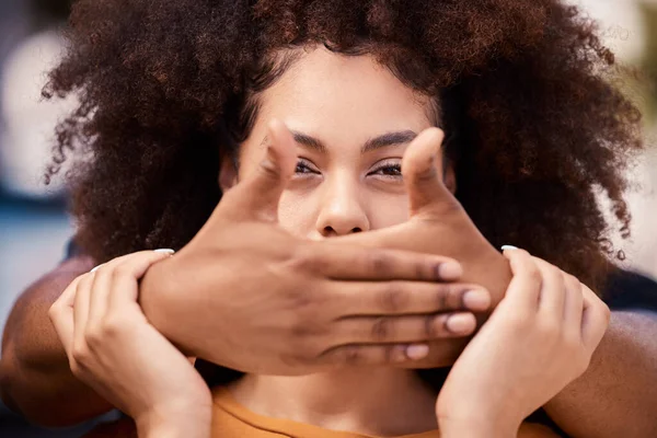 Жінка Тиша Рука Жертви Закривають Рот Зупинки Тиші Домашнього Насильства — стокове фото
