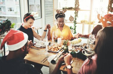 Bu yemeği birlikte yediğimiz için minnettarız. Noel 'de birlikte yemek yerken dua eden bir grup genç arkadaş.