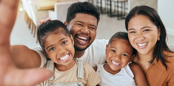 Πορτρέτο Της Οικογένειας Selfie Ευτυχισμένη Και Χαμογελαστή Σχέση Που Δένεται — Φωτογραφία Αρχείου
