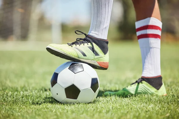 サッカーボール サッカー選手の靴やフィールド上の足は 競技場の芝生のピッチでキックオフ 競争ゲームやスポーツトレーニング サッカー選手の足 男運動選手のアクションと芝のゴールを獲得する力 — ストック写真