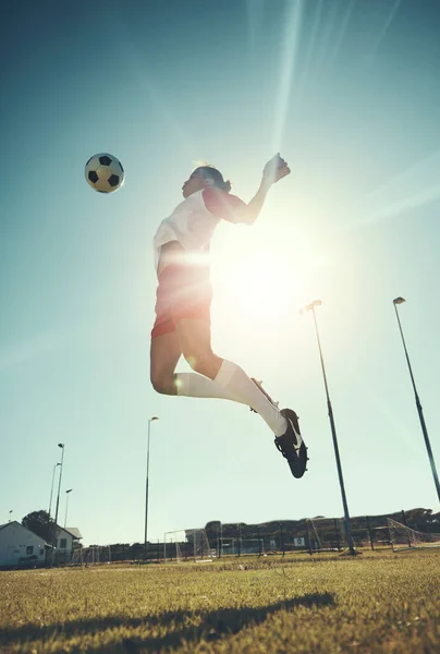 Soccer Sports Training Man Athlete Jumping Ball Field Grass Pitch — Stock Photo, Image