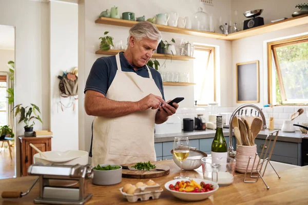 Hombre Mayor Jubilación Cocina Cocina Smartphone Internet Busca Recetas Comida —  Fotos de Stock