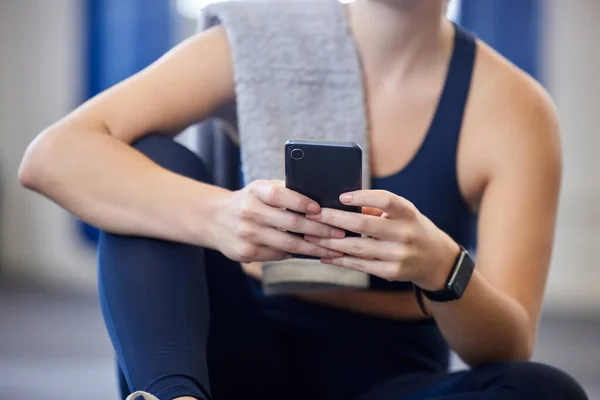 Fitness Smartphone Relax Lichaam Van Vrouw Typen Scrollen Bladeren Gezondheid — Stockfoto