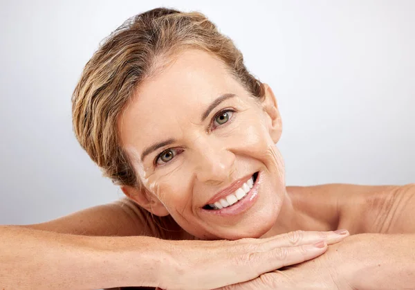 Senior Woman Relax Beauty Skincare Smile Cosmetics Facial Treatment Grey — Stock Photo, Image