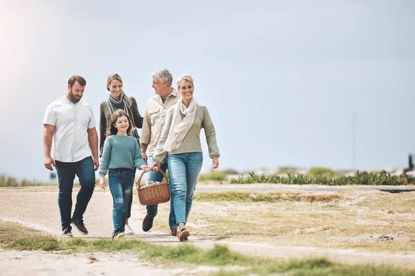 Gran Familia Feliz Caminando Para Picnic Vacaciones Vacaciones Viaje Fin — Foto de Stock