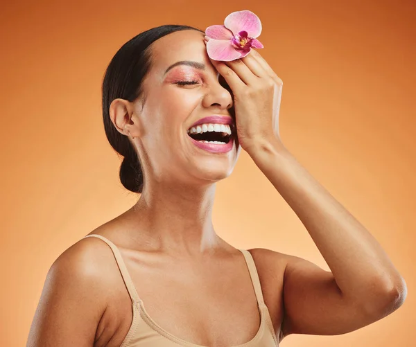 Černá Žena Péče Pleť Kosmetické Make Květinou Šťastný Spokojený Model — Stock fotografie