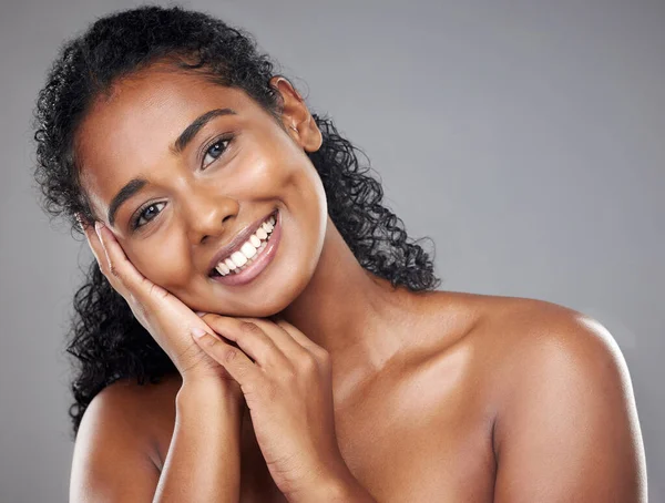 黑人女性 美女和肖像画在肤色护理 化妆品或治疗的灰色工作室背景 为美容美发和完美肌肤而面带微笑的非洲裔美国女性的画像 — 图库照片