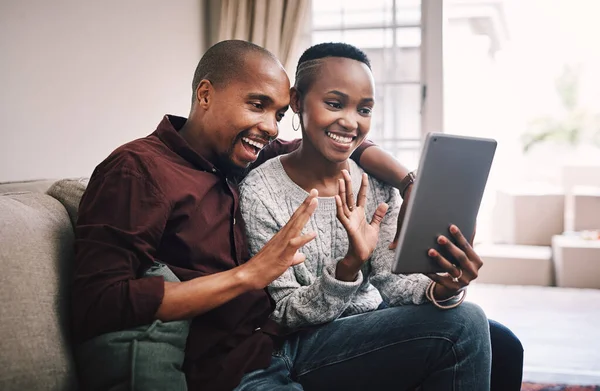 Teknoloji Sevdiklerinizle Kolayca Bağ Kurmanızı Sağlar Mutlu Genç Bir Çift — Stok fotoğraf
