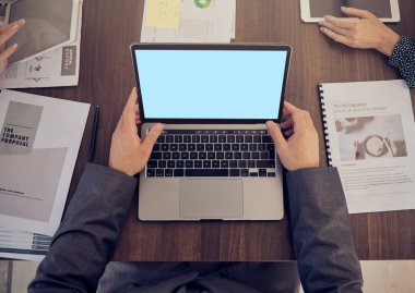 Boş, bilgisayar planlama ve iş adamı yeşil ekranlı ve bir toplantıda dizüstü bilgisayar görüntüsü. Bir iş adamının e-posta ya da bilişim kodlaması yazıp yazmadığını araştırmak, takım planlaması ve çalışmak.