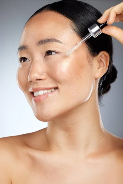 在灰色的工作室背景下对皮肤进行皮肤护理 面部护理和健康护理 年轻的亚洲模特 拥有健康的面部血清 皮肤和美丽的光芒 — 图库照片