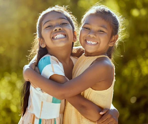 Niños Felices Hermanas Amigas Abrazan Por Amor Cuidado Vínculo Parque — Foto de Stock