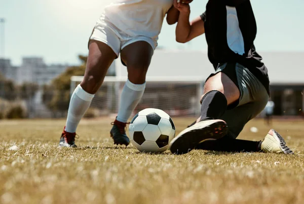 サッカー スポーツ アスリートは 試合やトレーニングのために屋外フィールドでボールで遊んでいます フィットネス 男性とサッカー選手の足のピッチや運動のスキルで実行の閉鎖 — ストック写真