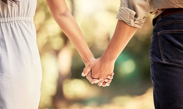 Hand Liefde Paar Met Een Man Vrouw Hand Hand Buiten — Stockfoto