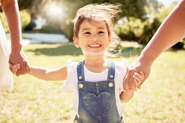 Щасливий Дитина Сонці Гуляти Батьками Природному Парку Посмішкою Тримає Руки — стокове фото