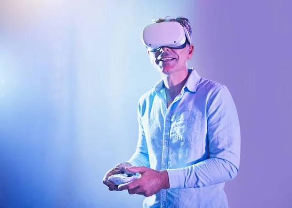 Metaverse Férfi Játék Egy Neon Szobában Elégedett Kreatív Technológia Játék — Stock Fotó