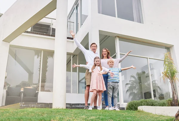 Felice Famiglia Investimento Immobiliare Persone Che Celebrano Nuova Proprietà All — Foto Stock