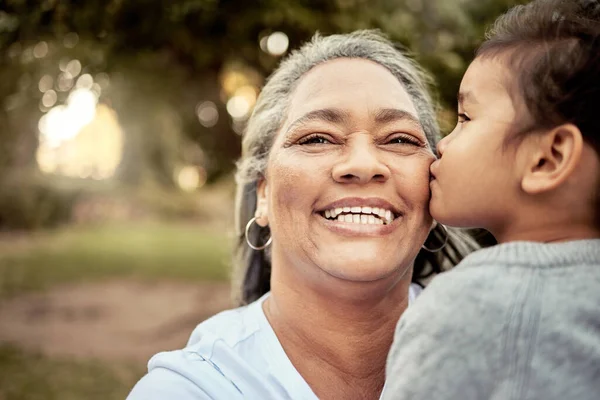 Boldog Gyermek Nagymama Mosollyal Csókkal Család Minőségi Kötődési Ideje Együtt — Stock Fotó