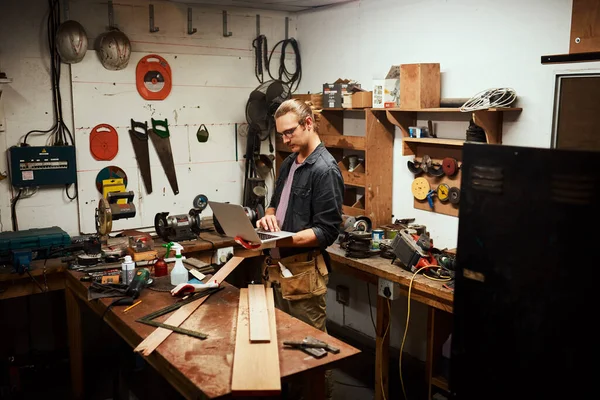 Ищу Вдохновение Сфокусированный Молодой Плотник Мужчина Работающий Над Своим Ноутбуком — стоковое фото