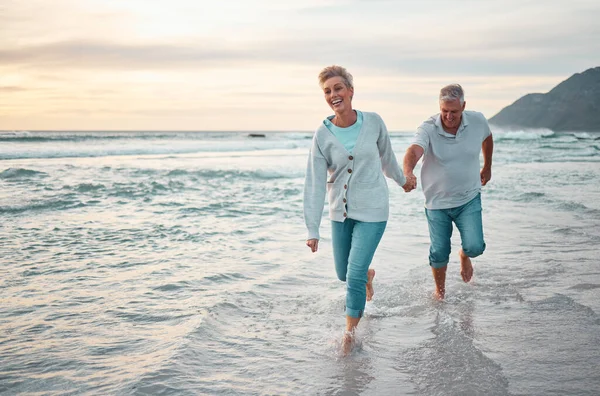 散步和老年夫妇手牵着手寻求支持 爱和照顾 享受户外的健康 退休生活和日落时分的假日生活 在海水中一起跑步的老年人 — 图库照片