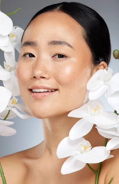 Szépség Bőr Virágok Egy Modell Ázsiai Pózol Stúdióban Szürke Háttér — Stock Fotó