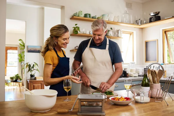 Familie Voedsel Ouderen Echtpaar Koken Keuken Ontspannen Binden Tijdens Het — Stockfoto