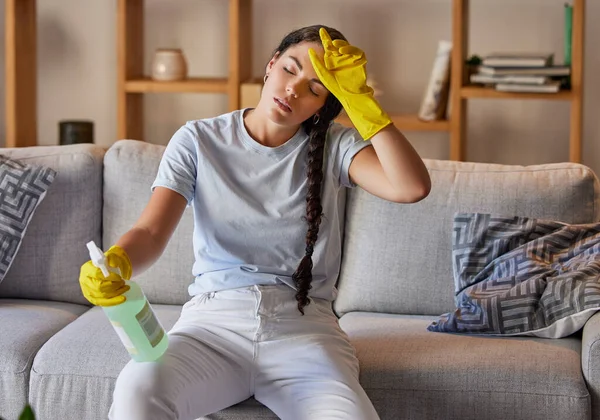 Limpieza Primavera Dolor Cabeza Mujer Cansado Triste Sala Estar Casa —  Fotos de Stock