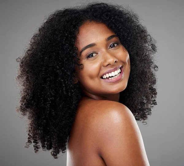 黑人女性的皮肤护理 化妆品或治疗等方面的美感和微笑都是在灰色的工作室背景下进行的 一个快乐而孤独的非洲裔美国女性的画像 她带着牙齿在寻找完美的皮肤 — 图库照片