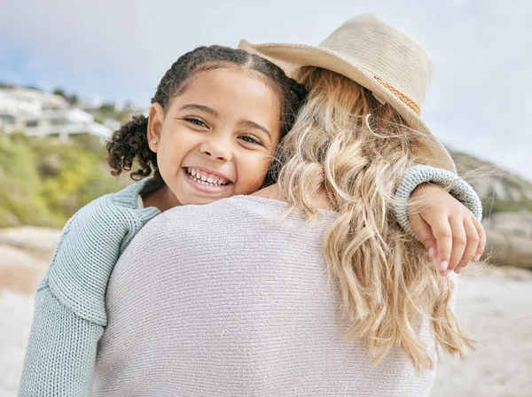 Mama Dziecko Plaża Uśmiechem Razem Spacery Wakacjach Szczęśliwy Odkryty Relaks — Zdjęcie stockowe