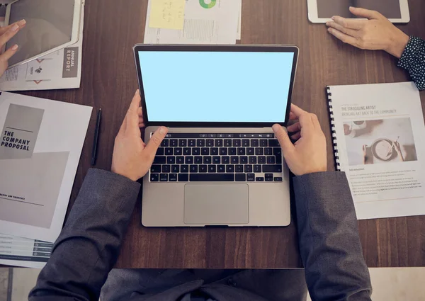 Boş Bilgisayar Planlama Adamı Yeşil Ekranlı Bir Toplantıda Dizüstü Bilgisayar — Stok fotoğraf