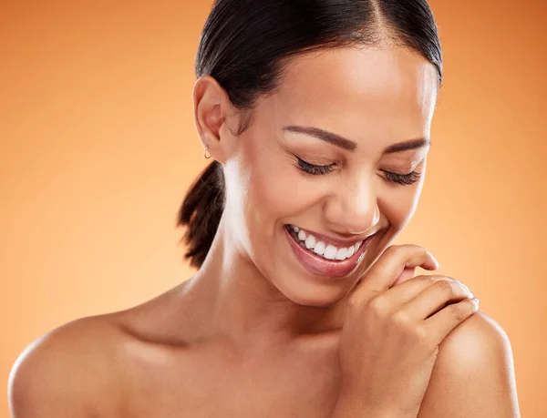 Mutlu Cilt Bakımı Siyah Bir Kadın Modelin Doğal Güzelliği Gülümseyen — Stok fotoğraf