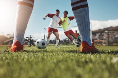 Spor maçı, futbol sahası hareketi ve futbol oyuncusunun bacakları yarışmada, fitness antrenmanında veya kardiyo sağlık antrenmanında. Rekabetçi spor, spor ayakkabıları ve çim sahası sporcusu veya sporcusu.