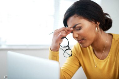 Başım çatlıyor. Çekici genç bir kadın evinde oturuyor ve dizüstü bilgisayarını kullanırken baş ağrısı çekiyor.