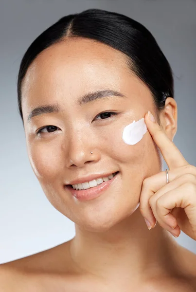 Szépség Bőr Arc Krém Alkalmazni Hidratáló Termék Természetes Kozmetikumok Arckezelés — Stock Fotó