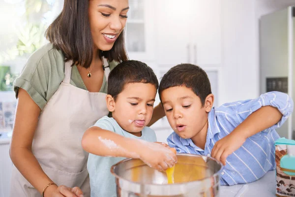 Lernen Kochen Und Mama Bringt Jungen Das Backen Der Heimischen — Stockfoto