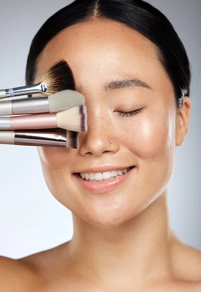 Make Schoonheid Aziatische Vrouw Met Borstels Studio Voor Cosmetica Ontwerp — Stockfoto
