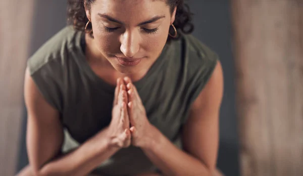 Namaste 一位年轻貌美的女子在室内冥想和练习瑜伽 — 图库照片