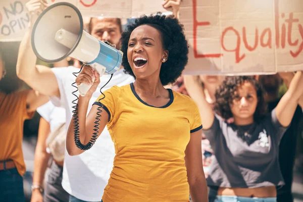 メガホン 自由または女性の平等は 世界的な変化 ジェンダー平等または黒人女性スピーカーが支援のために戦うことに抗議する 正義の戦士による群衆のポスターバナー 都市のスピーチや人権集会 — ストック写真