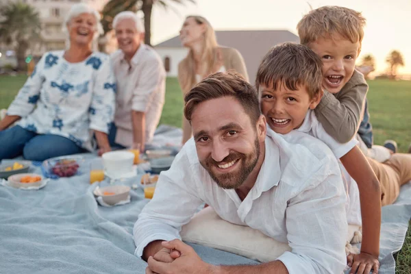 Familie Picknick Tuin Vader Met Kinderen Het Openlucht Park Gezond — Stockfoto