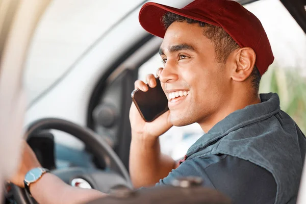 Telefon Şoför Kurye Teslimat Sırasında Cep Telefonuyla Konuşuyor Lojistik Ekommer — Stok fotoğraf