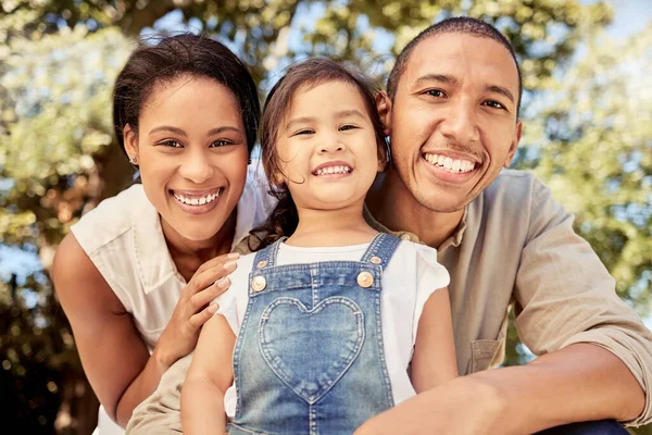 Liefde Glimlach Gelukkig Familieportret Buiten Een Bos Park Bos Met — Stockfoto