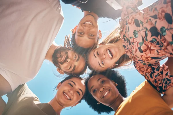 Vrienden Diversiteit Huddle Met Een Man Vrouw Groep Staan Buiten — Stockfoto